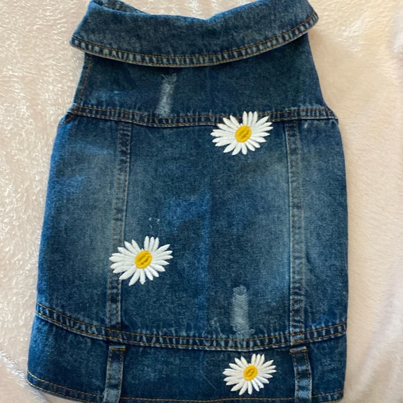 Denim size medium dog jacket with embroidered daisies - Picture 1 of 2